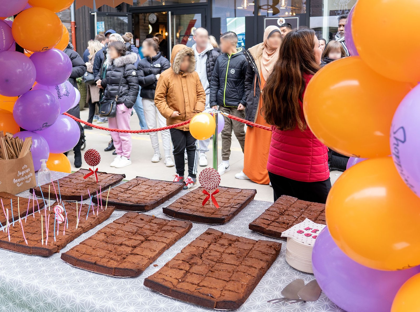 Animations anniversaire : Distribution de parts de gâteau.
