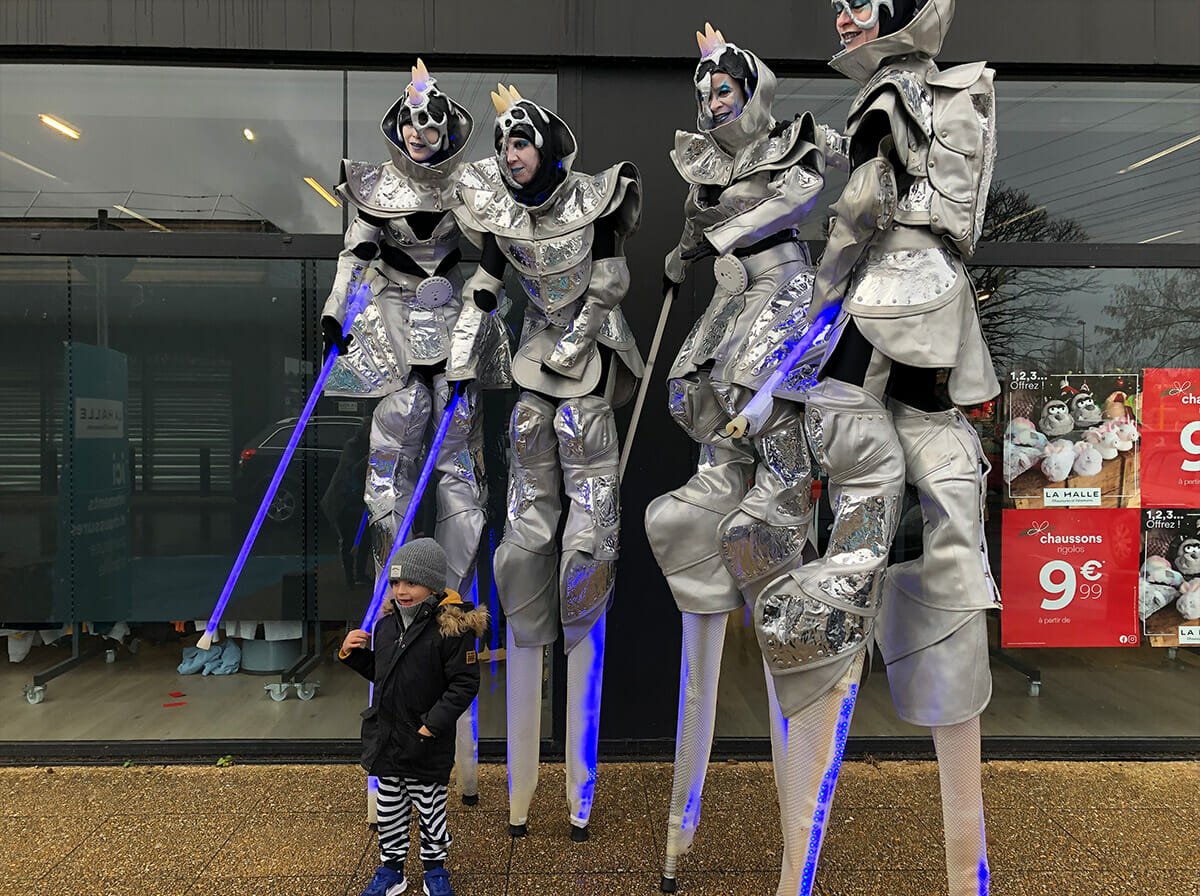 Animation Noël : un quatuor échassier futuriste