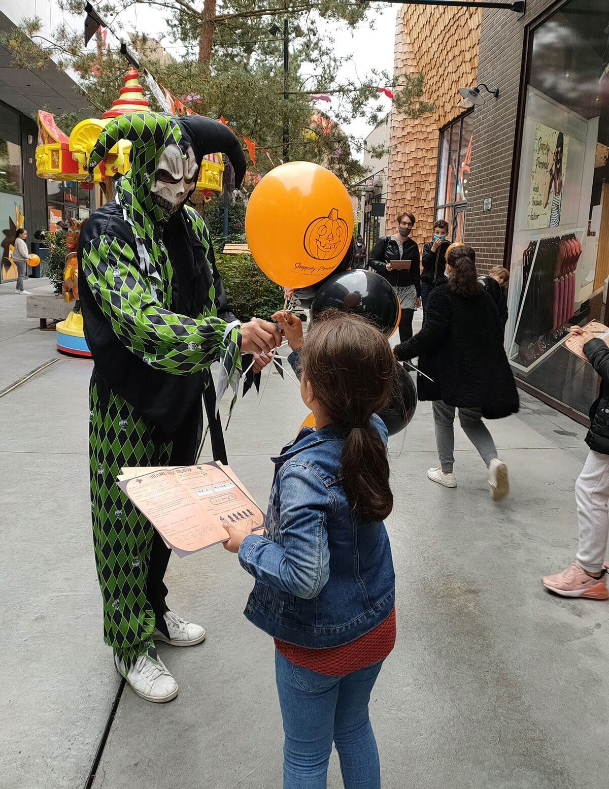 Animations Halloween : distribution de ballons