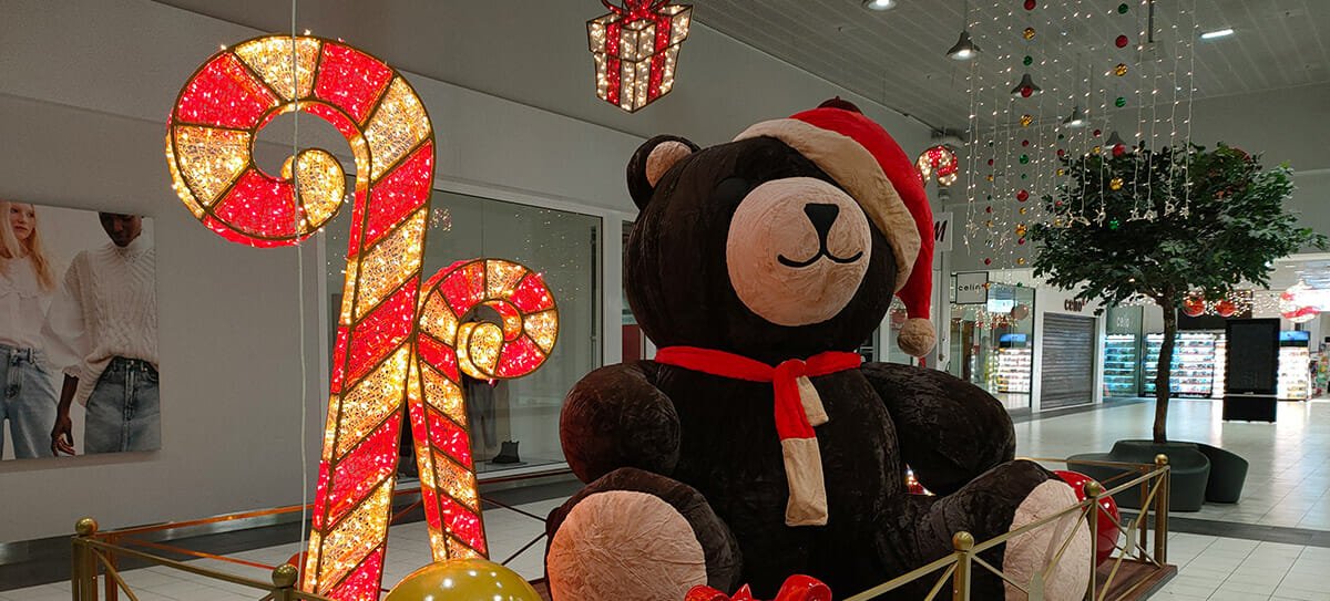 Ours géant avec son bonnet et son écharpe