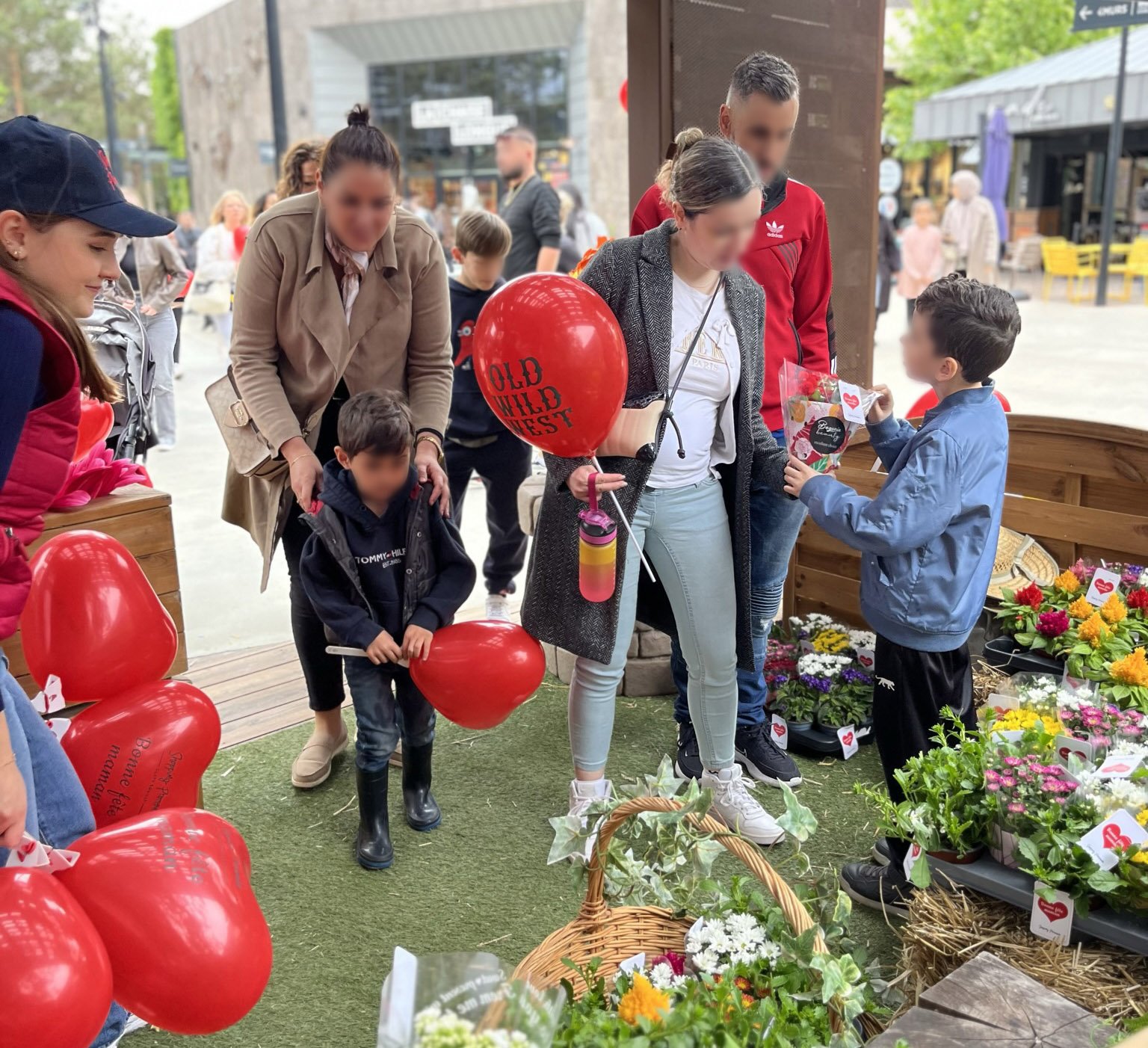 Animation Fête des mères : distribution de fleurs
